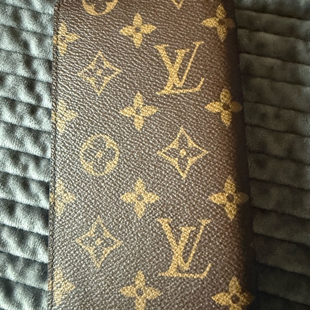Louis Vuitton Monogram Agenda Cover Wallet - Picture 10 of 13